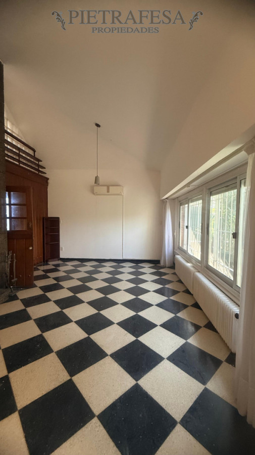 Casa ID.16023 - Casa en alquiler, 3 dormitorios, 2 baños, patio con parrillero, garaje. Punta Gorda.