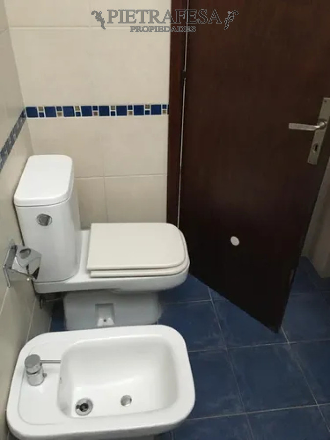 Casa ID.13890 - Casa en alquiler, 2 dormitorios, 1 baño. PH de altos, sin gastos comunes. Malvin.