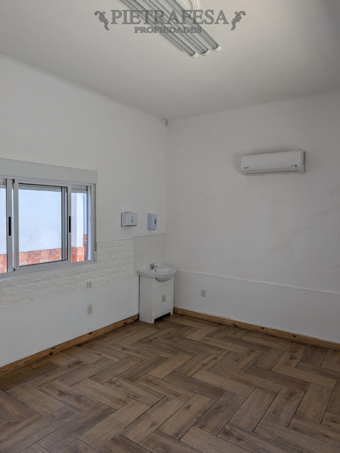 Casa ID.15156 - Gran casa en alquiler, 4 dormitorios, 2 baños, patio con parrillero, cochera. La Blanqueada.