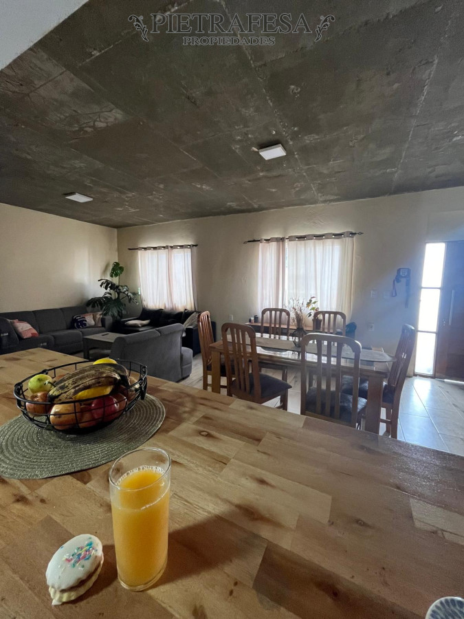 Casa ID.14434 - Casa + galpón en alquiler, 3 dormitorios, 2 baños, patio. Aires Puros.