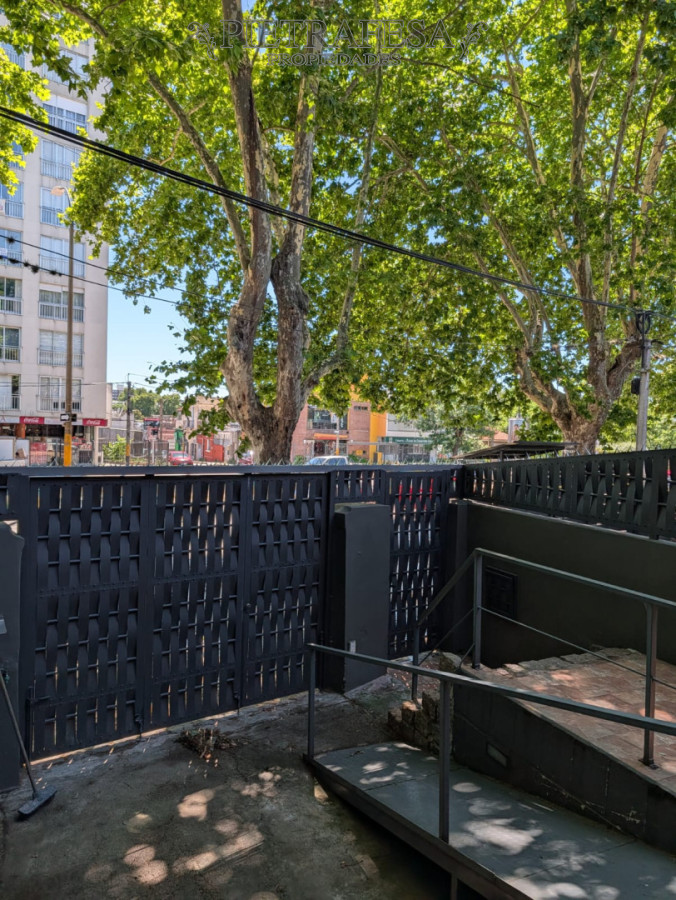 Casa ID.15156 - Gran casa en alquiler, 4 dormitorios, 2 baños, patio con parrillero, cochera. La Blanqueada.