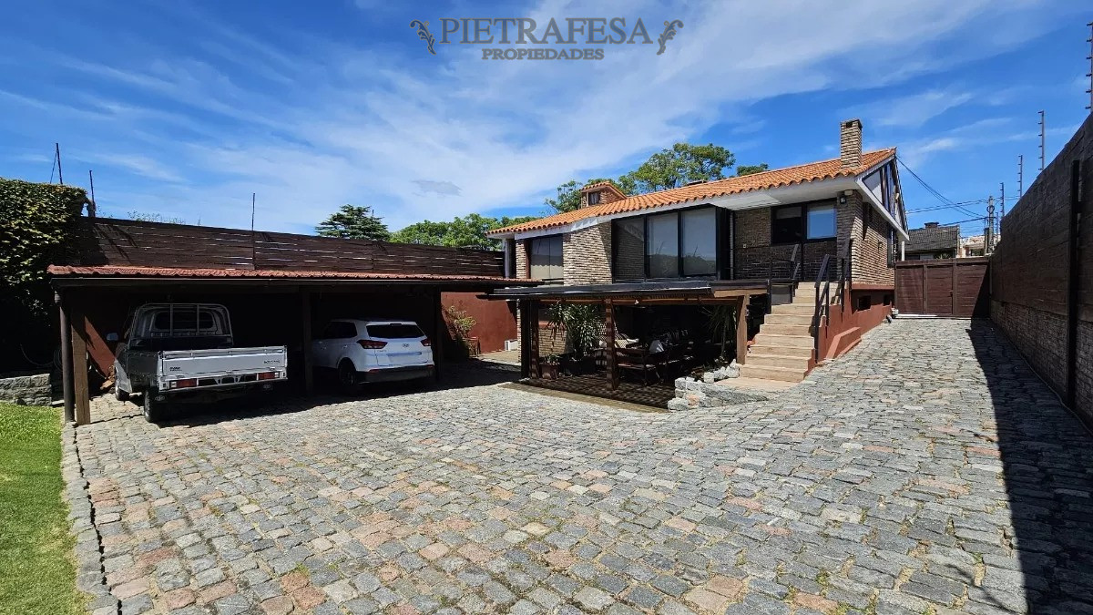 Casa ID.12647 - 2 Casas en venta,5 dormitorios, piscina, garaje-Malvin 