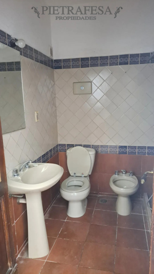 Casa ID.16083 - Casa en alquiler, 4 dormitorios, 2 baños, patio con parrillero, garaje. Parque Rodó.
