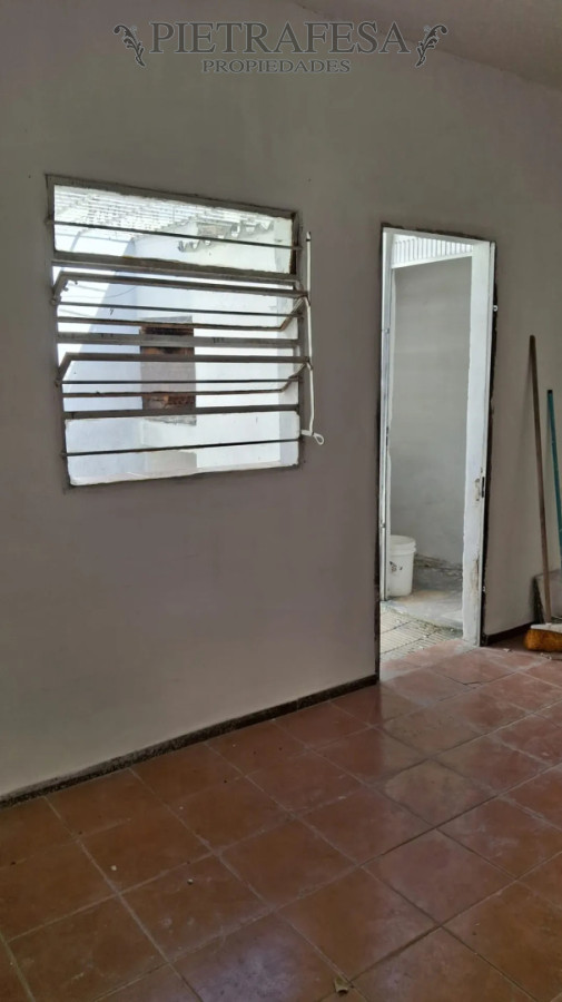 Casa ID.15170 - Casa en alquiler, 2 dormitorios, 1 baño, patio con parrillero, azotea. Prado.