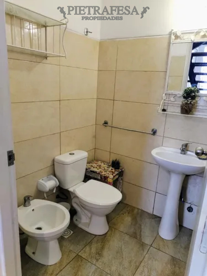 Casa ID.14254 - Casa en alquiler, 2 dormitorios, 1 baño, terraza. Amueblada. Aguada.
