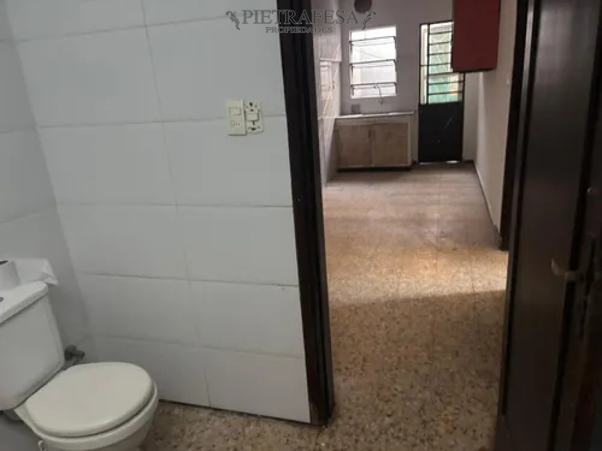 Casa ID.14120 - Casa en alquiler, 2 dormitorios, 1 baño, patio. Colon.