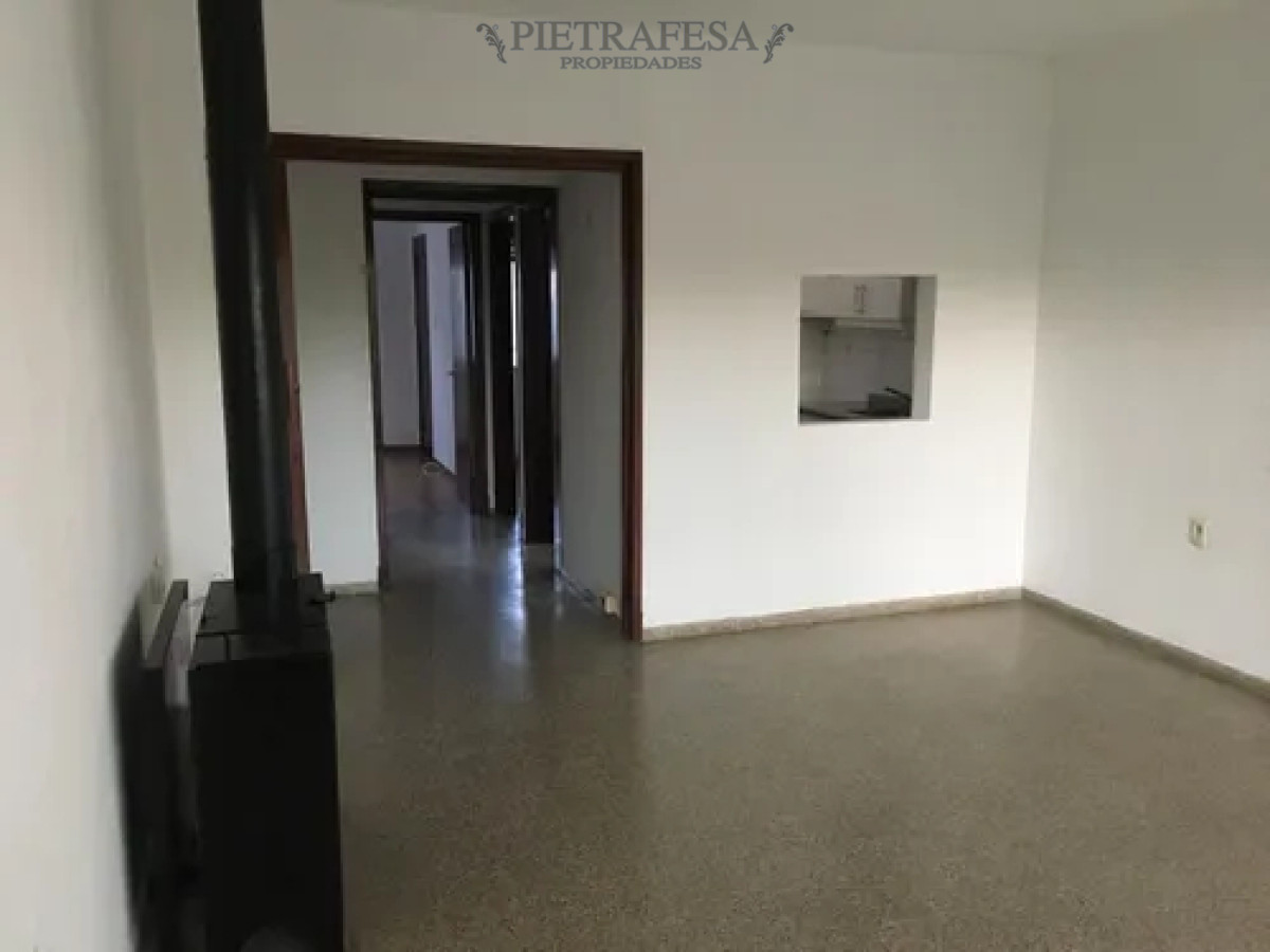 Casa ID.13890 - Casa en alquiler, 2 dormitorios, 1 baño. PH de altos, sin gastos comunes. Malvin.