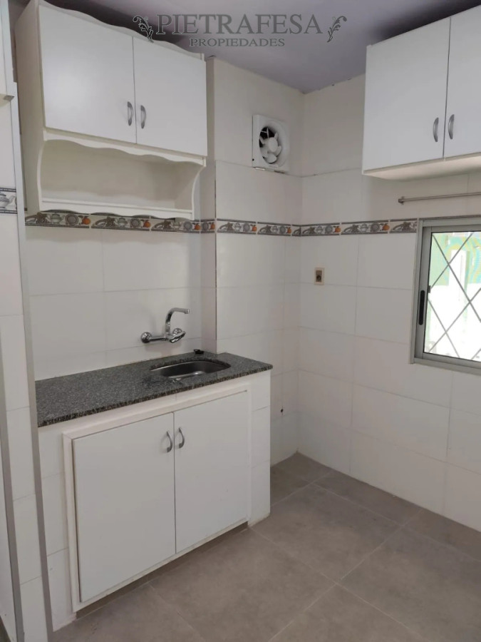 Casa ID.15131 - Casa en alquiler, 2 dormitorios, 1 baño, patio, cochera. La Teja.