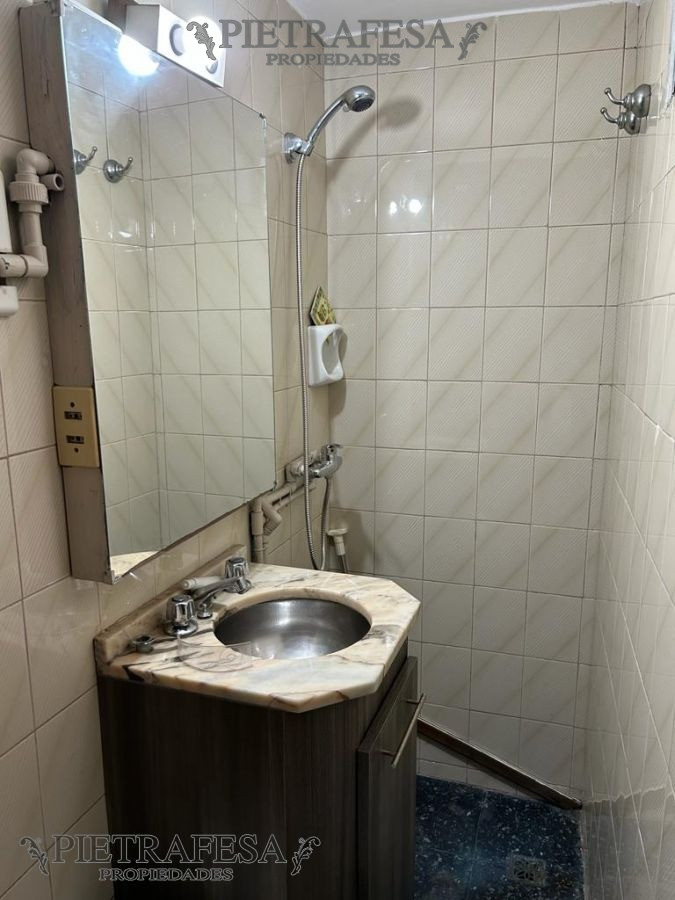 Casa ID.6836 - Casa en venta con renta 2 dormitorios, 2 baños, patio y cochera- General Flores- Brazo Oriental