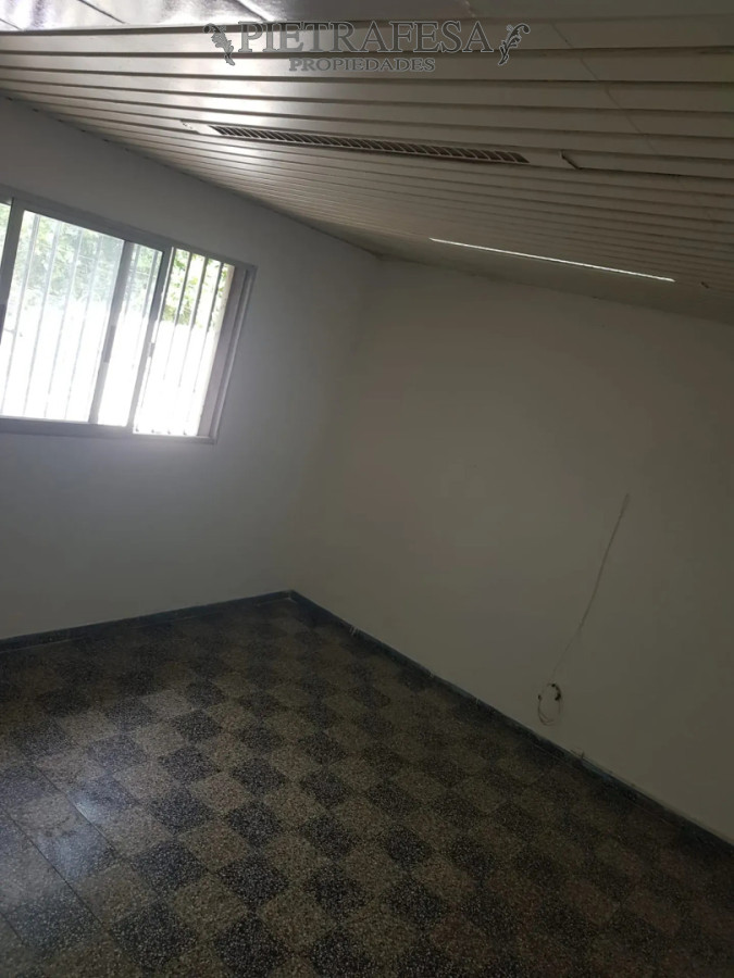 Casa ID.15593 - Casa en alquiler, 2 dormitorios, 1 baño, azotea, cochera. Curva de Maroñas.