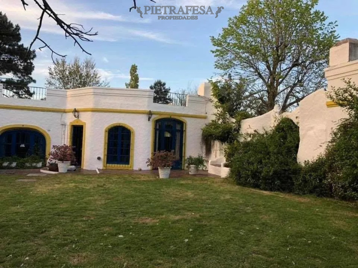 Casa ID.4427 - Casa a la venta - 4 dormitorios - 4 baños - jardín - cochera - Horacio Acosta y Lara - Carrasco Norte