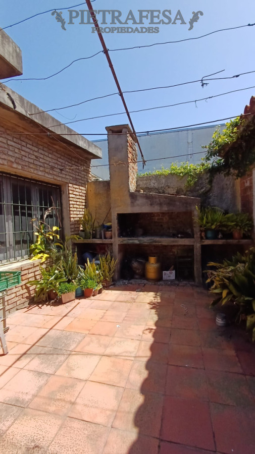 Casa ID.14999 - 2 Casas en venta, 4 dormitorios, 1 baño, patio, Malvin Norte.