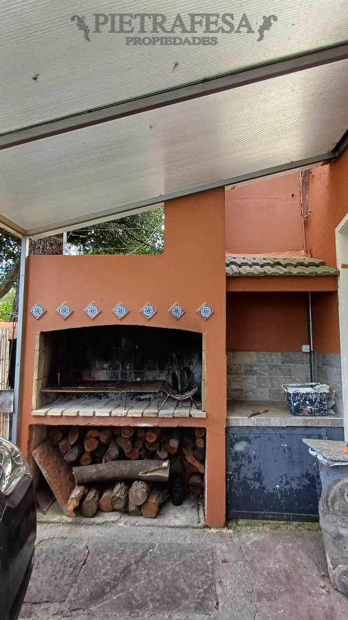 Casa ID.7322 - Casa en venta 5 dormitorios, 4 baños, fondo con piscina y garaje-Basilea-Carrasco