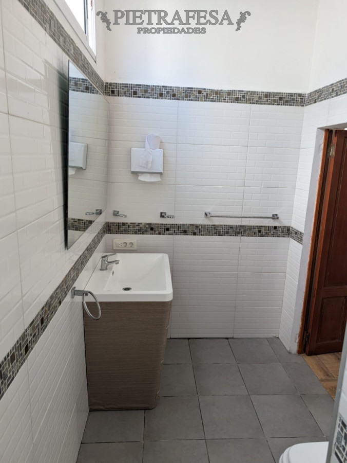 Casa ID.15156 - Gran casa en alquiler, 4 dormitorios, 2 baños, patio con parrillero, cochera. La Blanqueada.