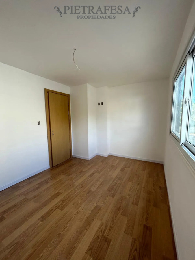 Casa ID.15619 - Casa duplex en alquiler, 2 dormitorios, 1 baño, patio, cochera. Malvin Norte.
