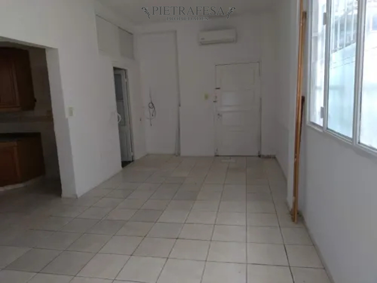 Casa ID.14382 - Casa en alquiler, 2 dormitorios, 1 baños, cochera. Punta Carretas.