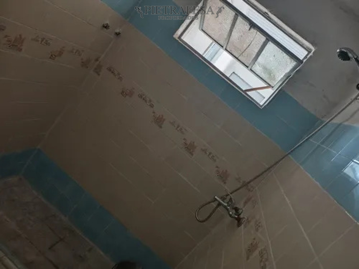 Casa ID.14576 - Casa en alquiler, 6 dormitorios, 2 baños, patio con parrillero, cocheras, azotea. Colon.