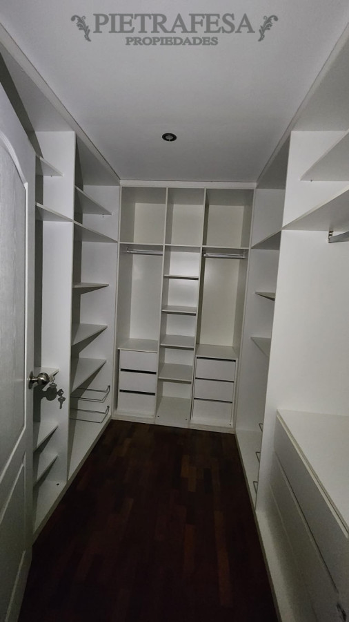 Casa ID.10442 - Casa en venta, 6 dormitorios, 5 baños, patio con parrillero, garaje. Barrio privado Carmel