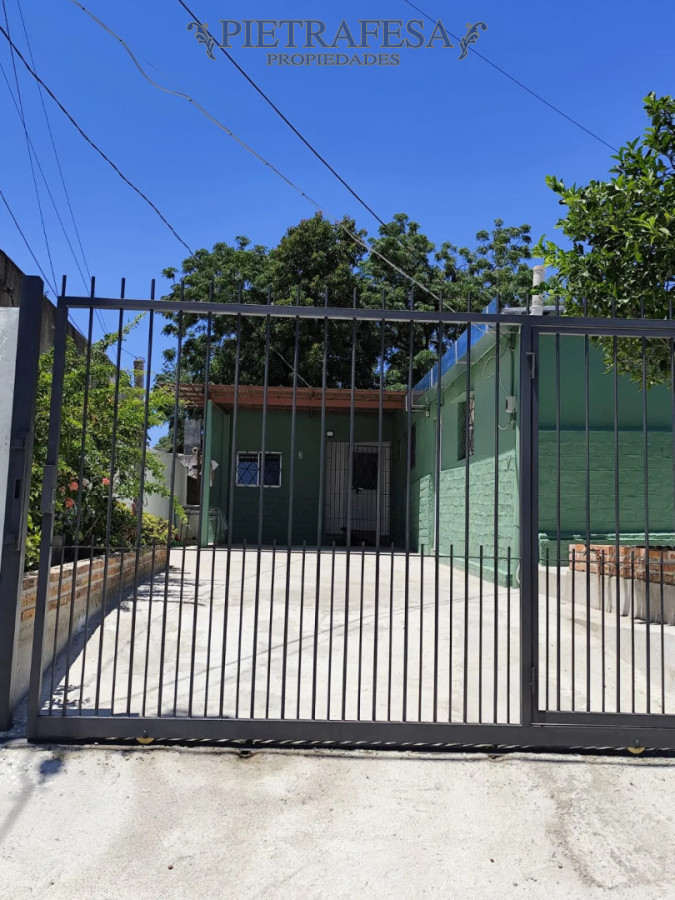 Casa ID.15131 - Casa en alquiler, 2 dormitorios, 1 baño, patio, cochera. La Teja.