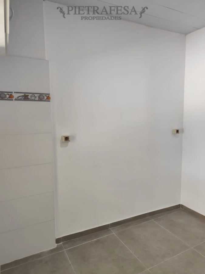 Casa ID.15131 - Casa en alquiler, 2 dormitorios, 1 baño, patio, cochera. La Teja.