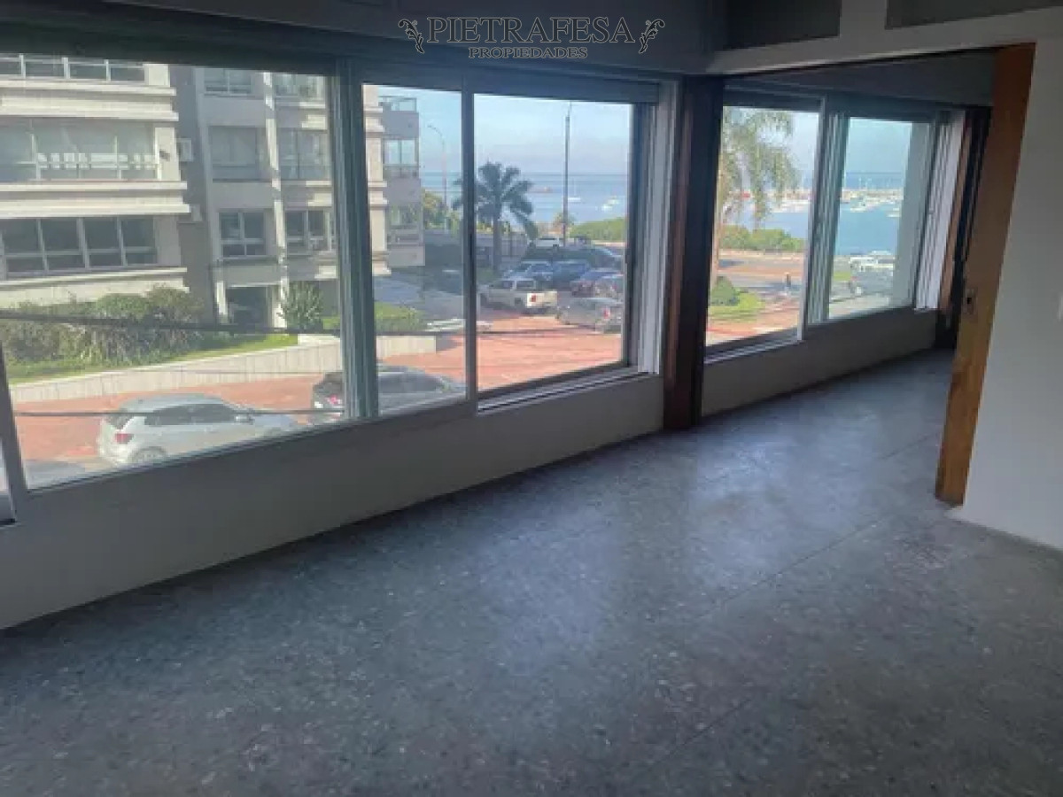 Casa ID.13690 - Casa en alquiler, 3dormitorios, 3baños, garaje, terraza. Puerto del Buceo.