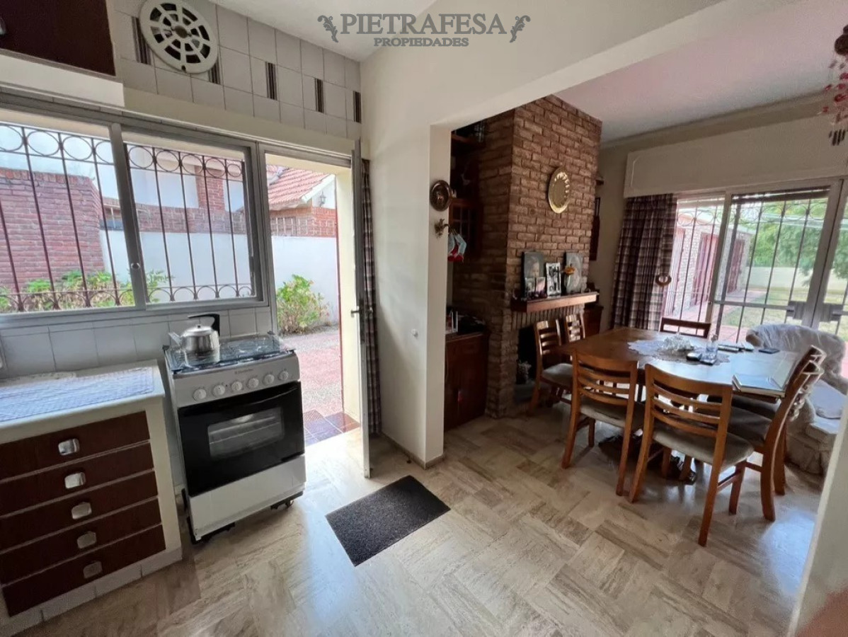 Casa ID.6504 - Casa en venta 3 dormitorios, 2 baños, fondo con parrillero y garaje-Lancasteriana - Carrasco Norte