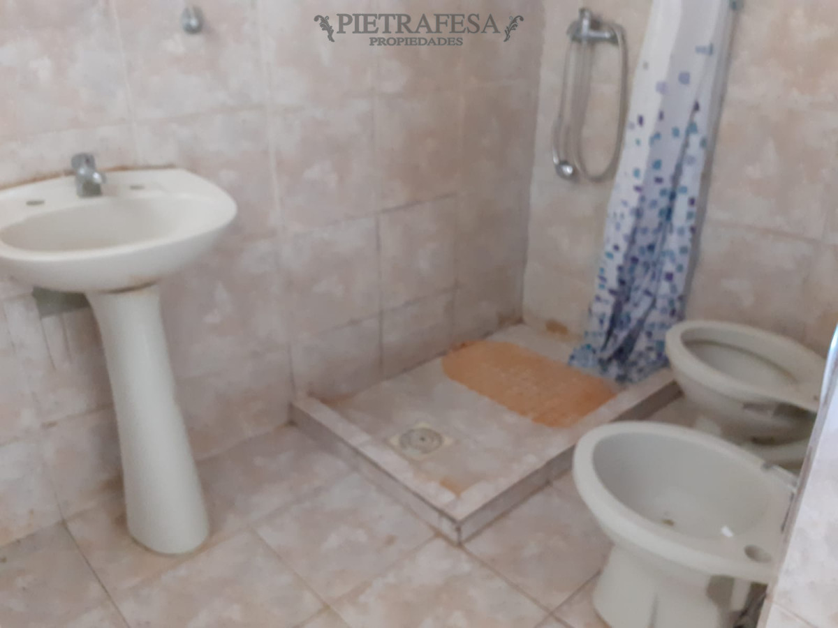Casa ID.1450 - Casa en venta con renta 3 dormitorios 1 baño cochera Corumbé Perez Castellanos 