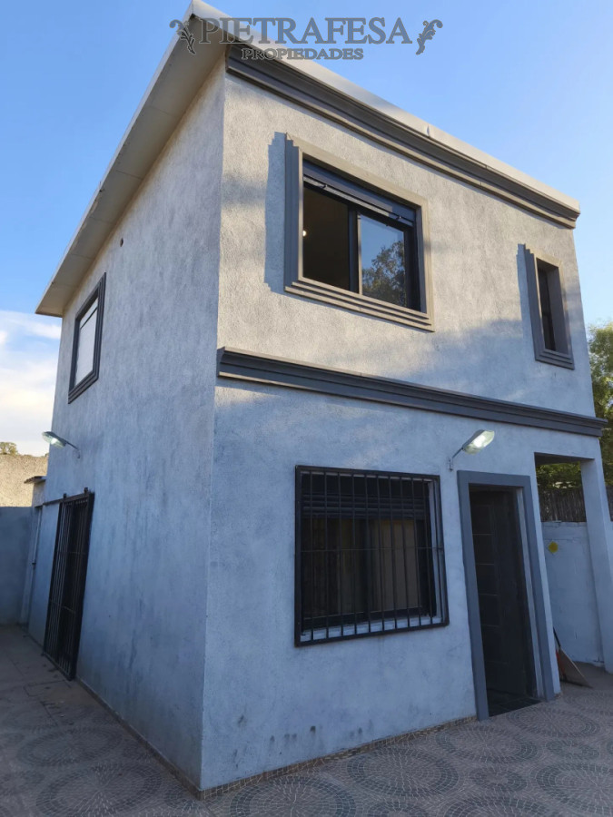 Casa ID.16119 - Casa en alquiler, 2 dormitorios, 2 baños, patio con parrillero, cochera. Shangrila.