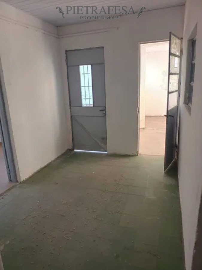 Casa ID.14576 - Casa en alquiler, 6 dormitorios, 2 baños, patio con parrillero, cocheras, azotea. Colon.