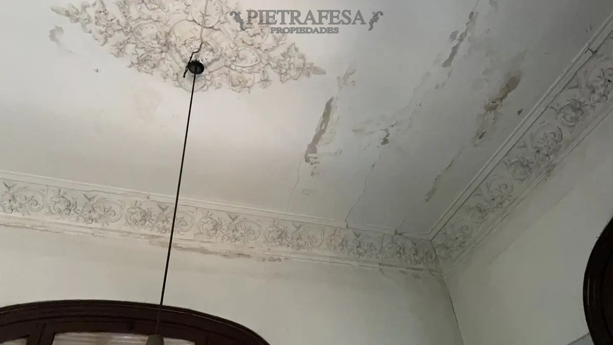 Casa ID.4989 - Casa en venta mas local, 5 dormitorios, 2 baños- AV. Uruguay - Centro