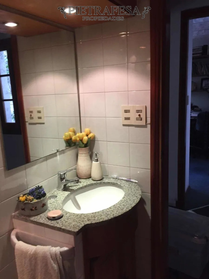 Casa ID.7882 - Casa en venta con renta, 3 dormitorios, 4 baños, cochera, Dr. Pablo de María, Cordón.