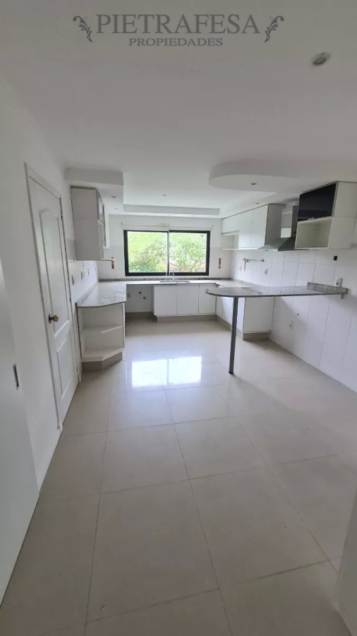 Casa ID.10442 - Casa en venta, 6 dormitorios, 5 baños, patio con parrillero, garaje. Barrio privado Carmel