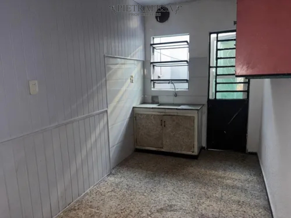 Casa ID.14120 - Casa en alquiler, 2 dormitorios, 1 baño, patio. Colon.