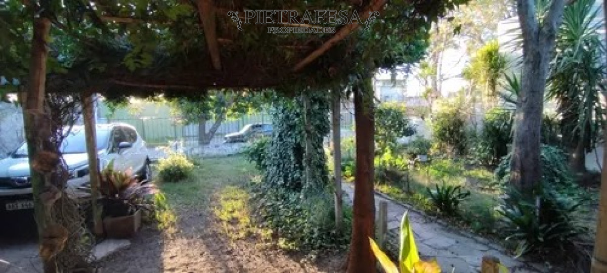 Casa ID.10685 - 2 casas en venta, 6 dormitorios, 2 baños, cochera-Belvedere 