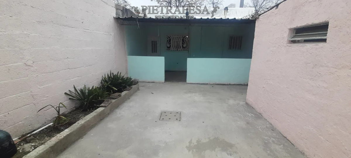 Casa ID.16000 - Casa en alquiler, 2 dormitorios, 1 baño, patio. Capurro.