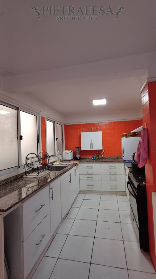 Casa ID.7322 - Casa en venta 5 dormitorios, 4 baños, fondo con piscina y garaje-Basilea-Carrasco