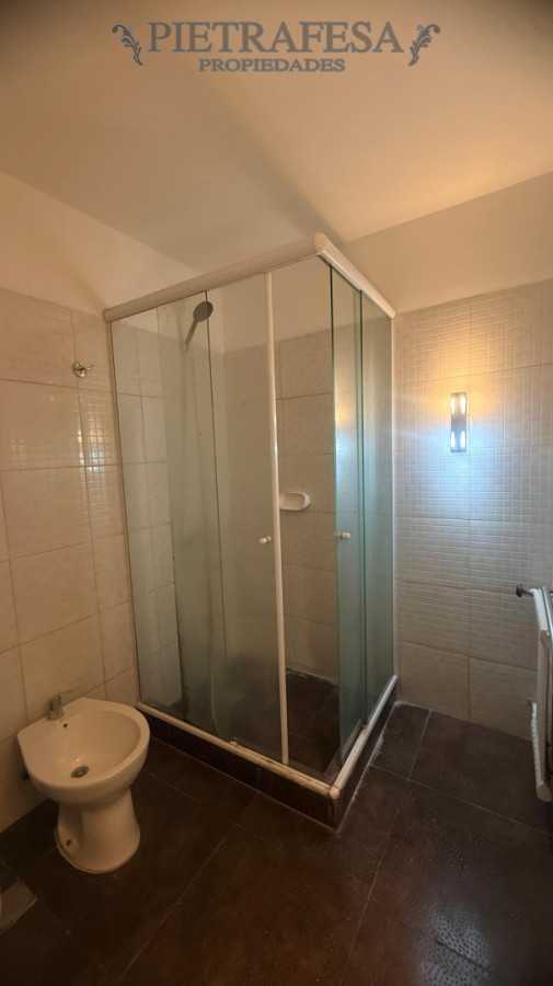 Casa ID.16023 - Casa en alquiler, 3 dormitorios, 2 baños, patio con parrillero, garaje. Punta Gorda.