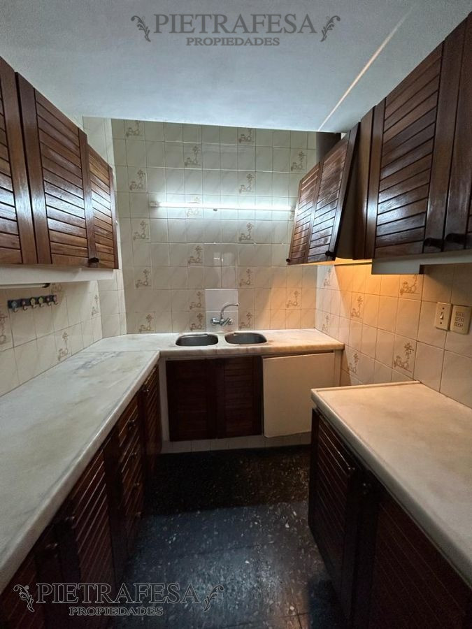 Casa ID.6836 - Casa en venta con renta 2 dormitorios, 2 baños, patio y cochera- General Flores- Brazo Oriental