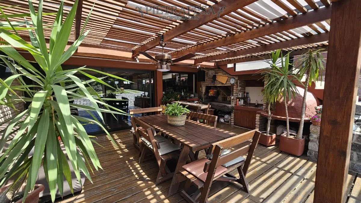 Casa ID.12647 - 2 Casas en venta,5 dormitorios, piscina, garaje-Malvin 