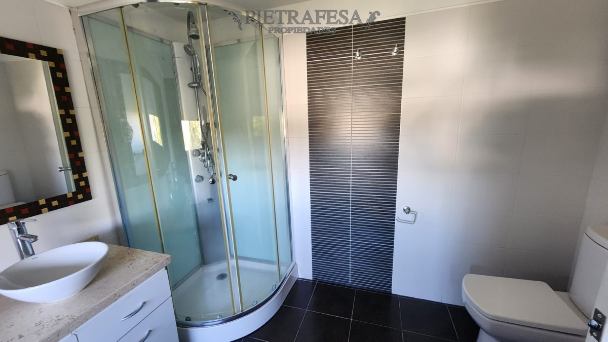 Casa ID.10442 - Casa en venta, 6 dormitorios, 5 baños, patio con parrillero, garaje. Barrio privado Carmel