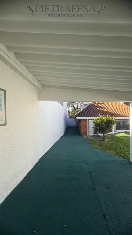 Casa ID.16023 - Casa en alquiler, 3 dormitorios, 2 baños, patio con parrillero, garaje. Punta Gorda.