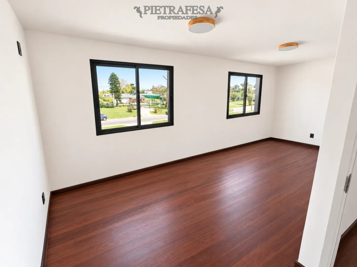 Casa ID.16372 - Casa en venta a estrenar - 5 dormitorios - 2 baños - Patio - Cochera SOLYMAR 