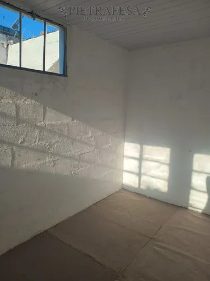 Casa ID.14576 - Casa en alquiler, 6 dormitorios, 2 baños, patio con parrillero, cocheras, azotea. Colon.