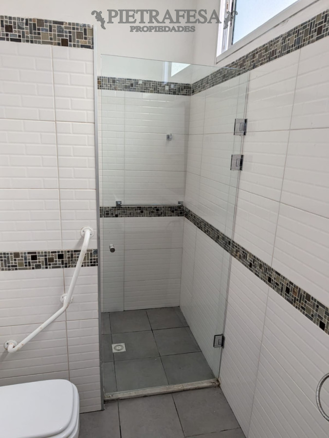 Casa ID.15156 - Gran casa en alquiler, 4 dormitorios, 2 baños, patio con parrillero, cochera. La Blanqueada.