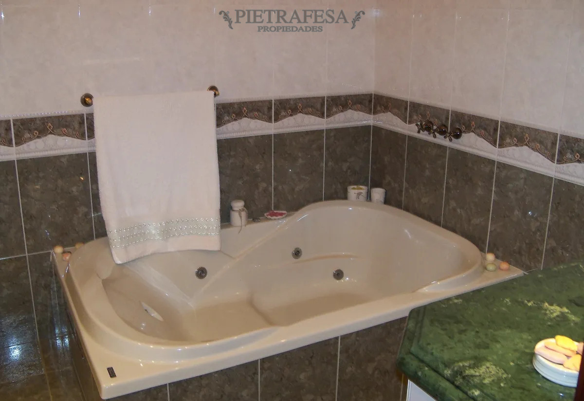 Casa ID.13858 - Casa en venta con piscina, 3 dorm, 4 baños, garaje-Colón 