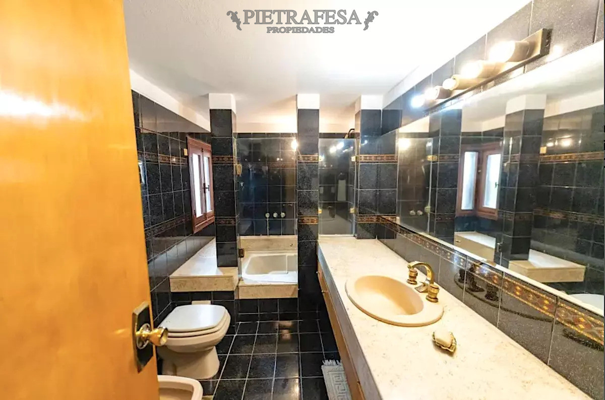 Casa ID.14081 - Casa En Punta Carretas 445m², 3 Dorm + Servicio + Escritorio, 3 Baños, 2 Gge, Fondo, Parrillero