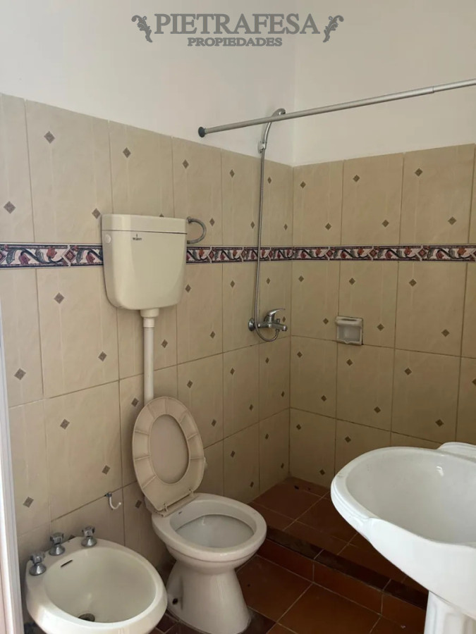 Casa ID.15044 - Casa en alquiler, 2 dormitorios, 1 baño, balcón. La Comercial.