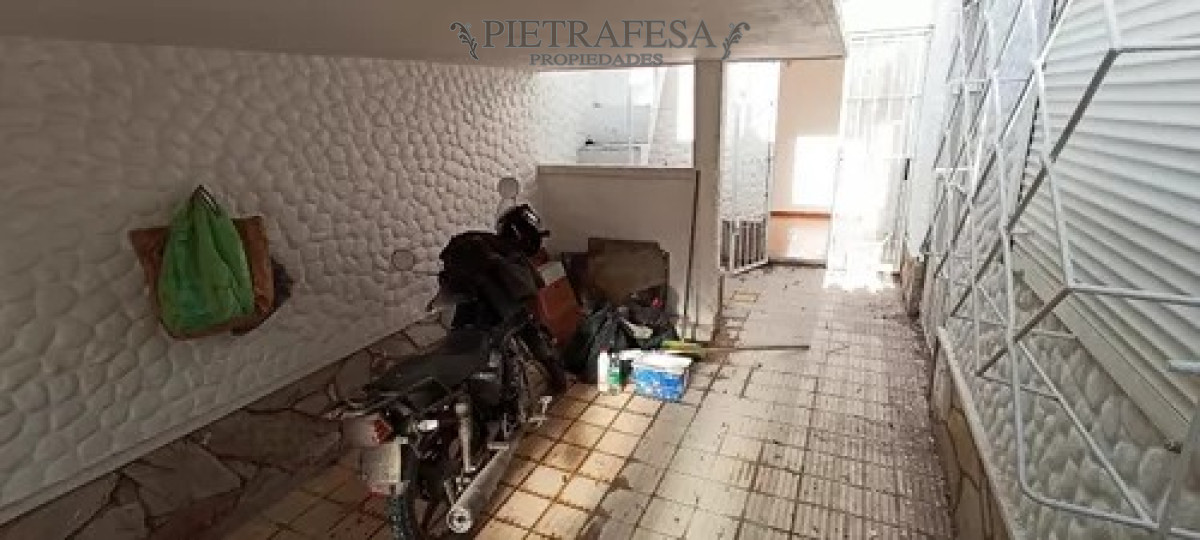 Casa ID.8529 - Casa en venta con renta, 4 dormitorios, 1 baño, azotea y garaje-Cnel. Santiago Labandera -Capurro