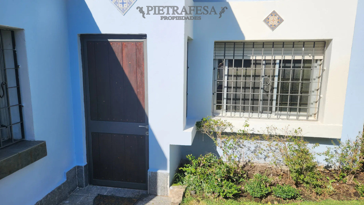 Casa ID.14532 - Casa en alquiler, 2 dormitorios, 1 baño, patio, cochera. Parque Carrasco.