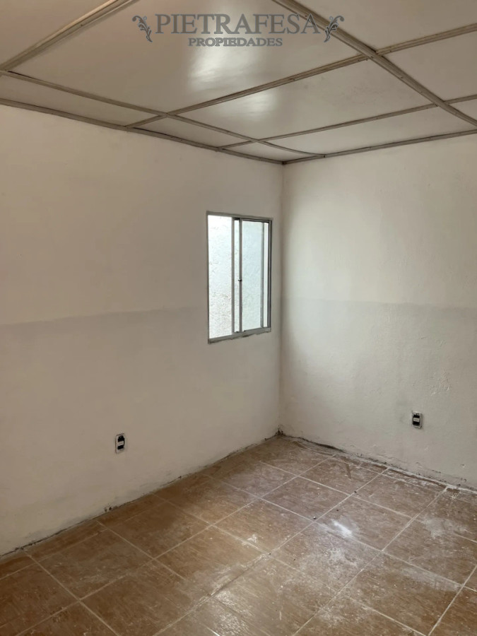 Casa ID.16326 - Casa en alquiler, 3 dormitorios, 1 baño, patio. Union.